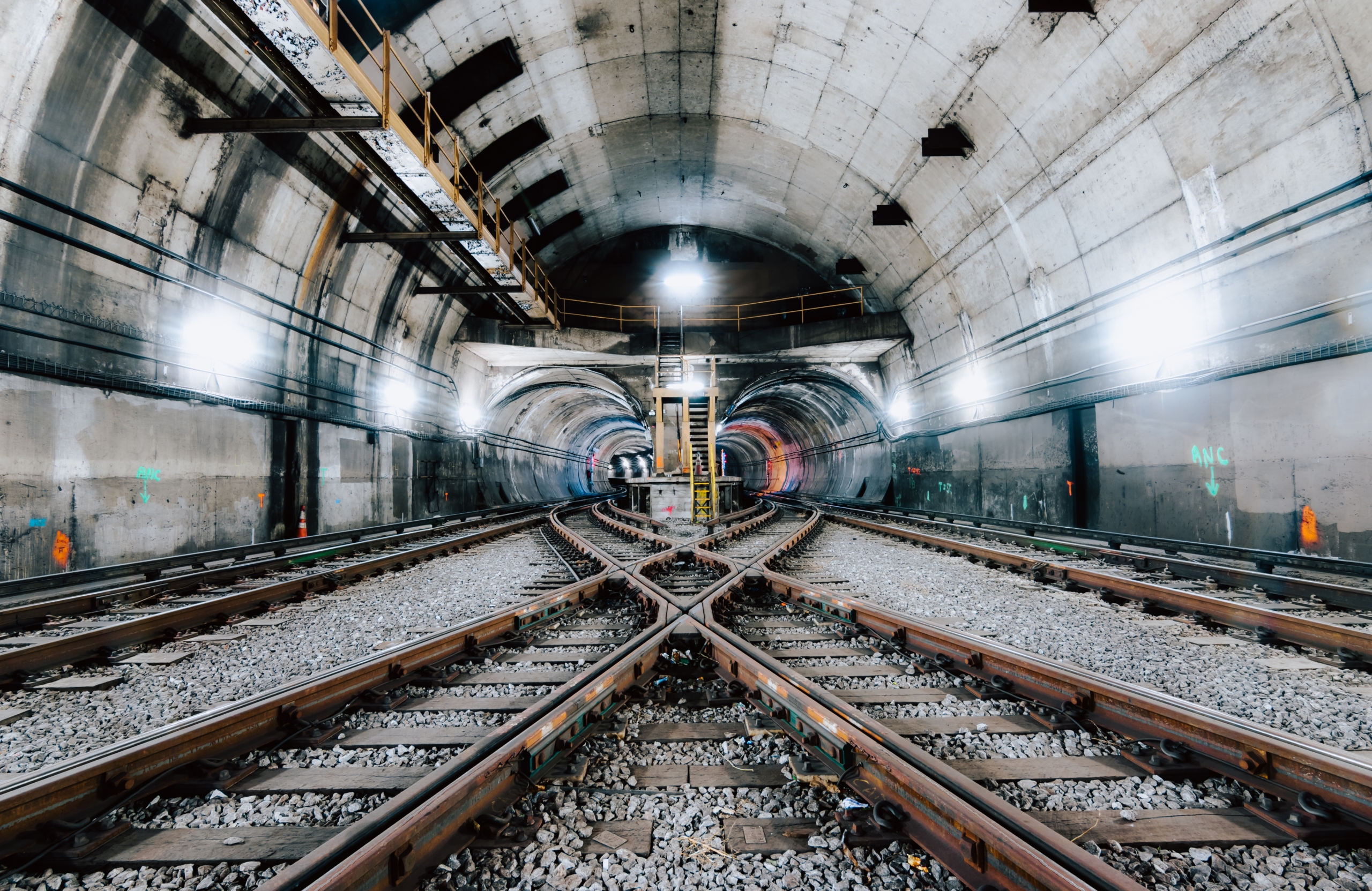 Почему метро. Метро Кудрово тоннель. Заброшенные тоннели Московского метро. Технические тоннели метро. Стена тоннеля метро.